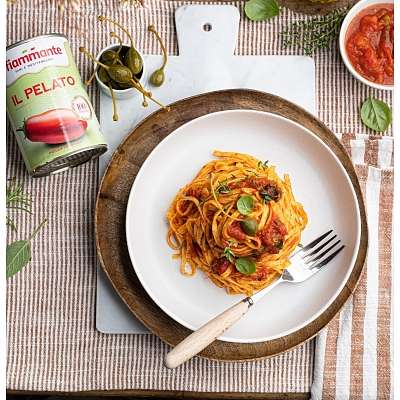 Тальолини с красным соусом из каперсов и зелени