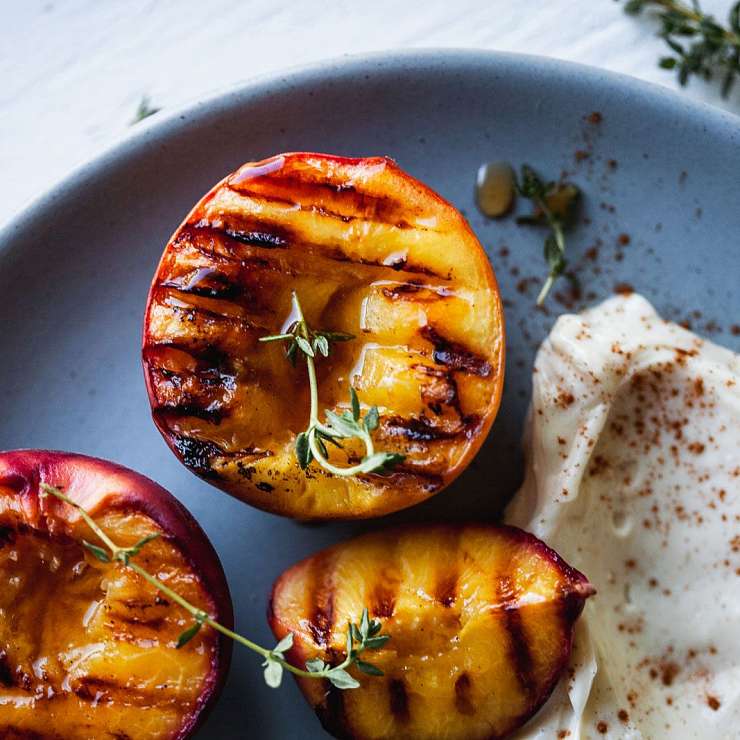 Жареные персики с маскарпоне и ликером Амаретто