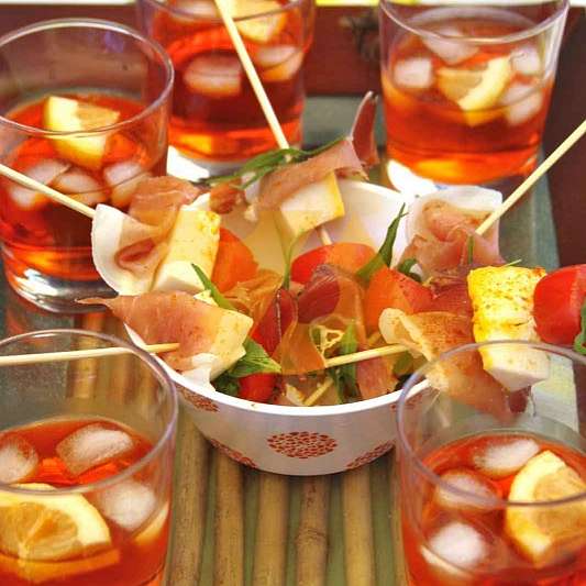 Руккола с пармской ветчиной, пармезаном и пекорино