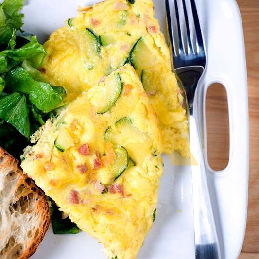 Фриттата с панчеттой и цуккини