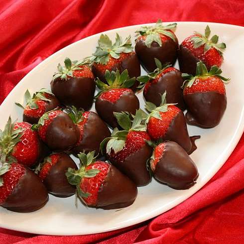 Клубника под шоколадным бальзамическим соусом