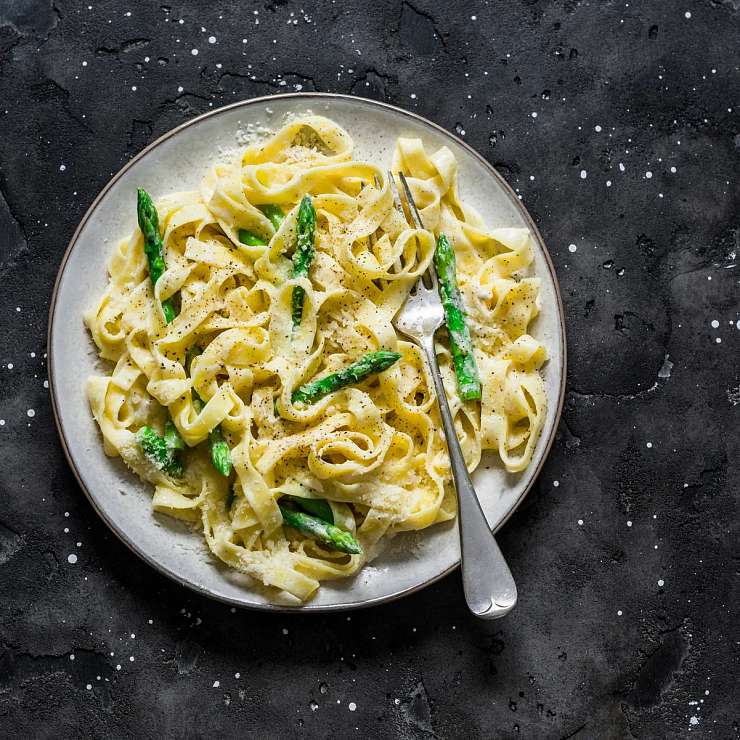 Паста со спаржей со сливочно-грибным соусом