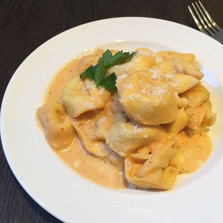 Тортеллини с желтым соусом