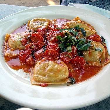 Рыбные равиоли в томатном соусе с морепродуктами