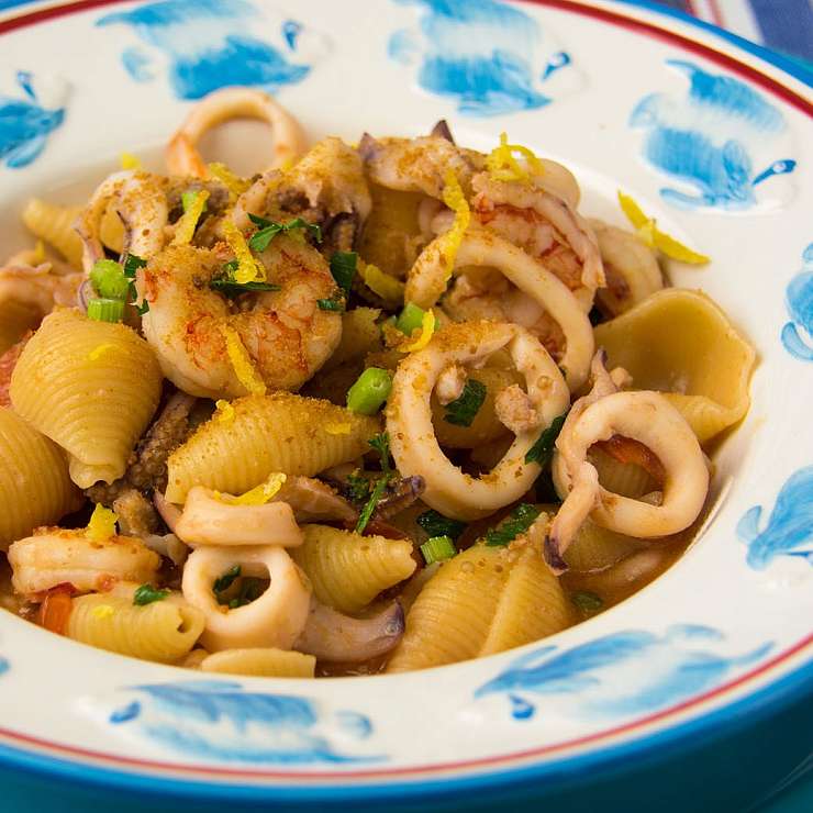 Конкилье  с мидиями, креветками и кальмарами