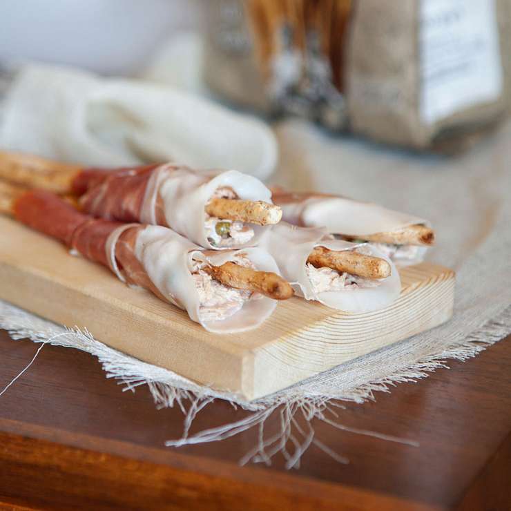 Гриссини RUSTICI с муссом из тунца и прошутто 