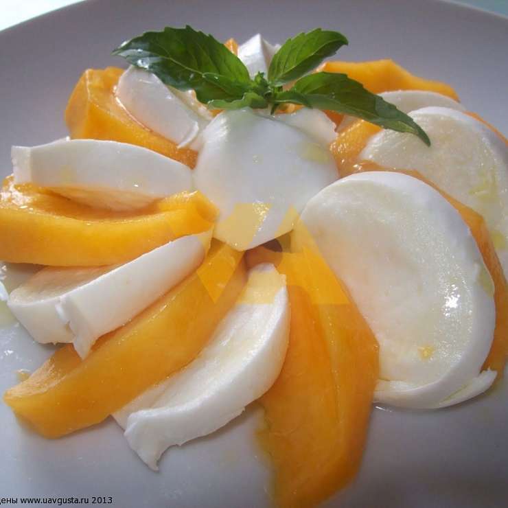 Капрезе с жареным персиком и моцареллой