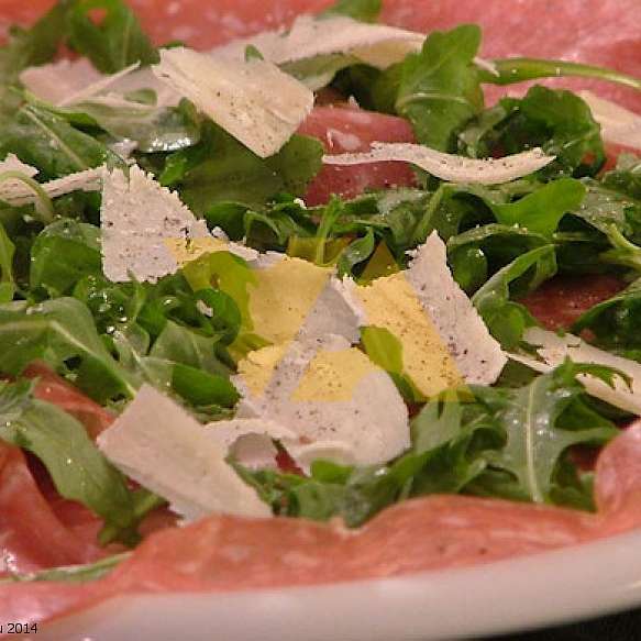 Карпаччо из салями Гольфетта с рукколой и пекорино