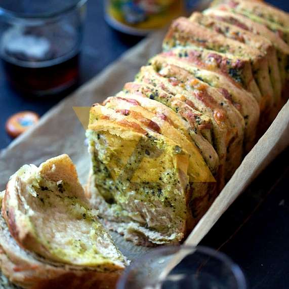 Слоеный хлеб с тосканским соусом кале-песто и Пекорино Тоскано