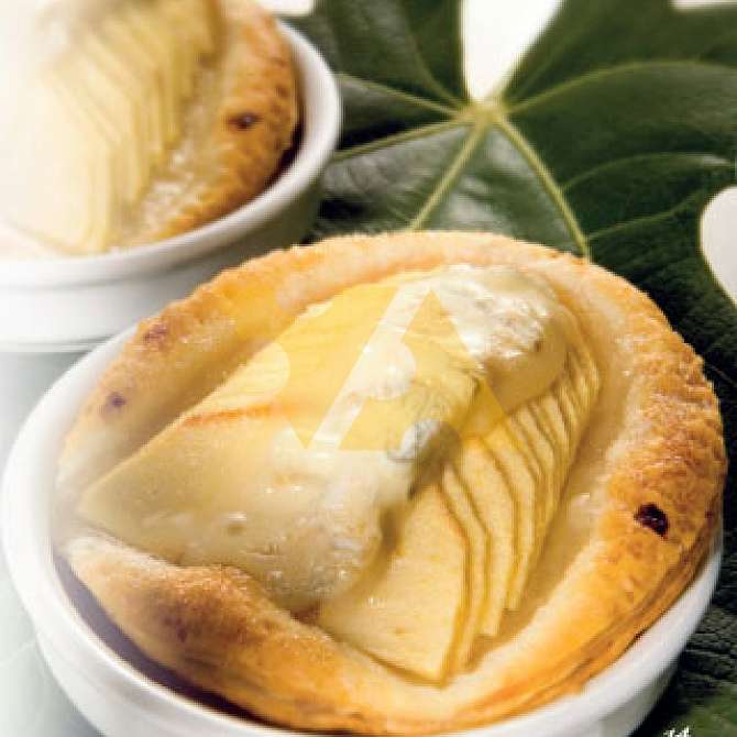 Слоеные пироги с карамелизированными яблоками и сыром горгонзола