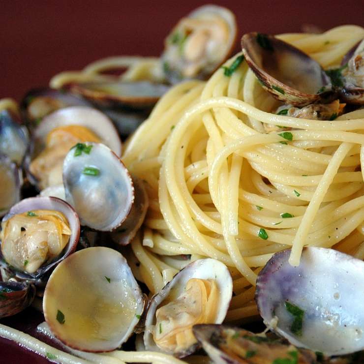 Букатини с моллюсками и фенхелем