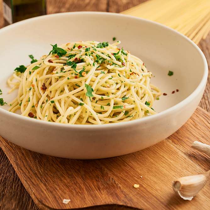 Спагетти с чесноком, оливковым маслом и острым перцем
