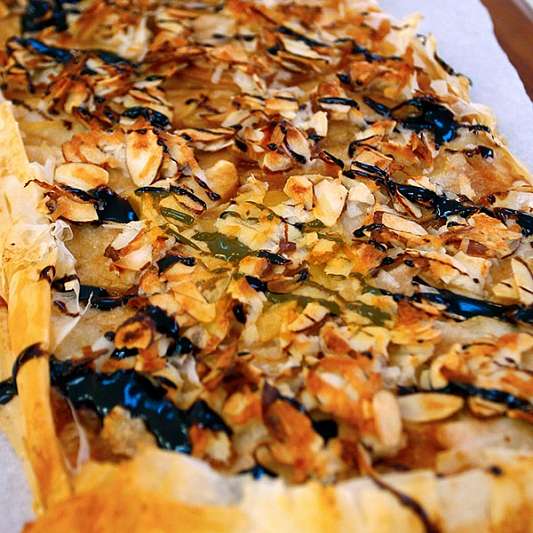 Кокосовый пирог с миндалем и грушами