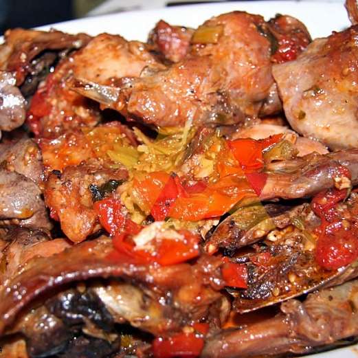 Жареный кролик с помидорами