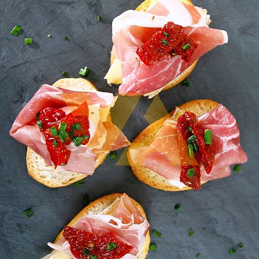 Брускетта с сыром бри и вялеными помидорами