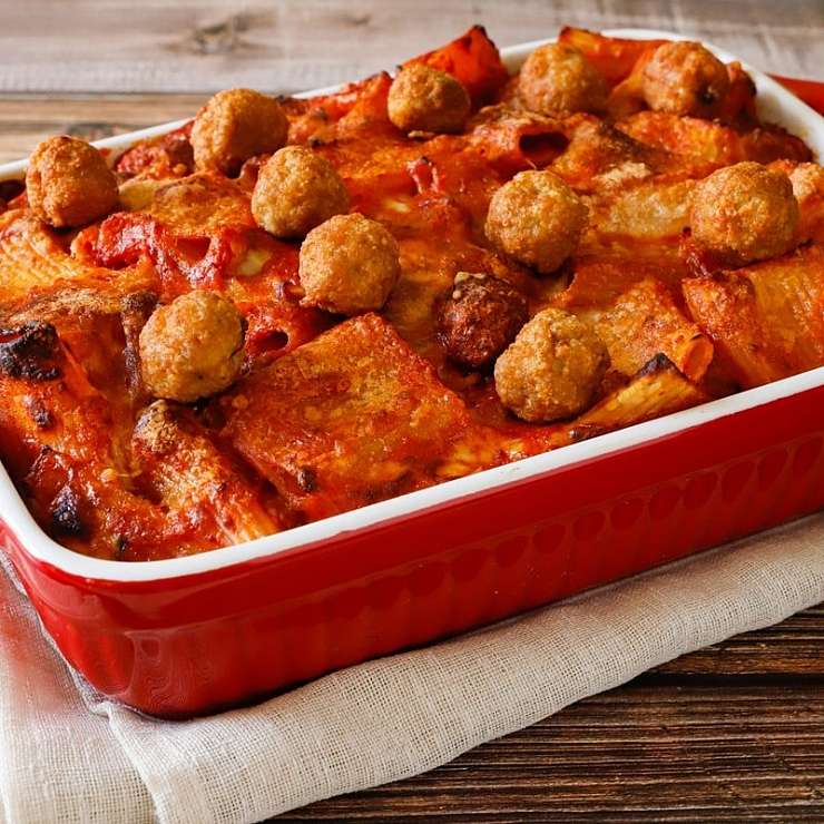 Ригатони в духовке с фрикадельками