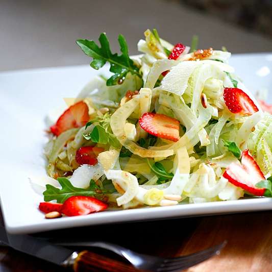 Салат из клубники и фенхеля с тертым Пекорино Романо