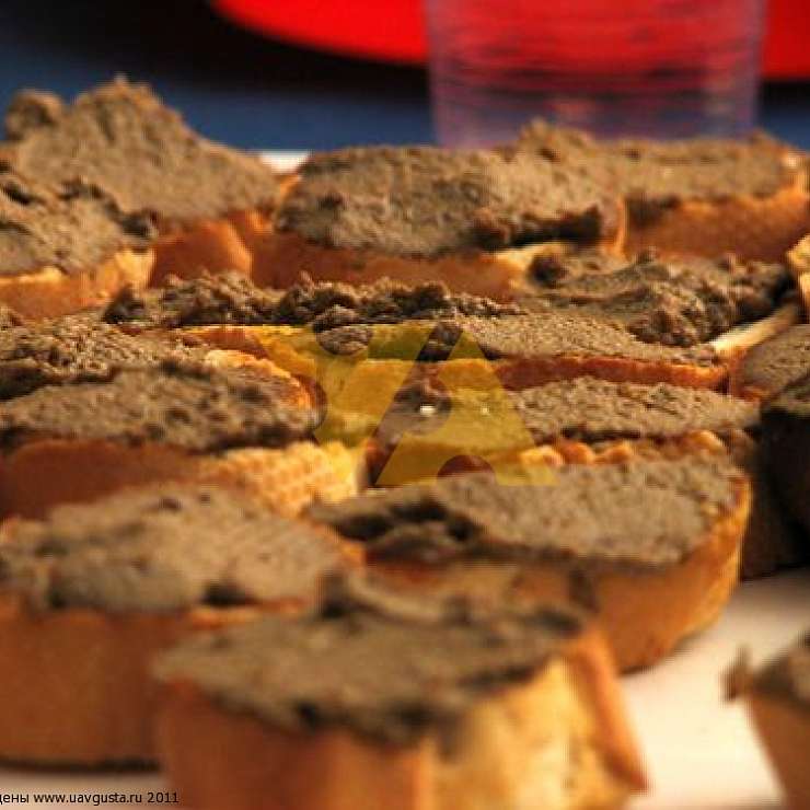 Кростини с куриной печенью