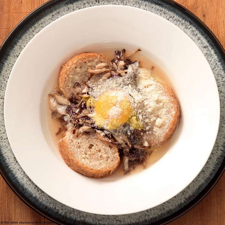 Суп с радиккио, яйцом и сыром Грана Падано