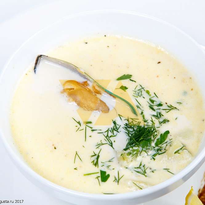 Сливочный суп из артишоков, томатов и лосося