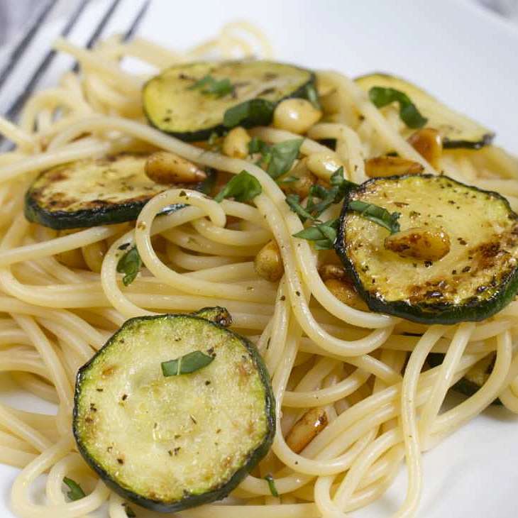 Жареные спагетти с кабачком и кедровыми орехами