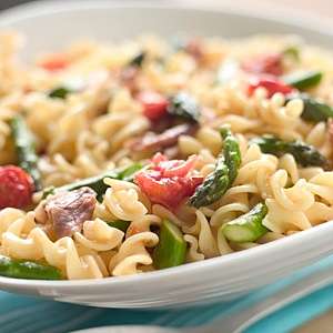 Фузилли со спаржей, прошутто и Пекорино Романо