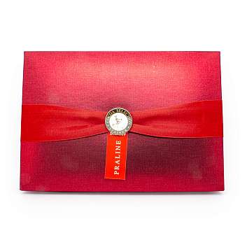 4013 Пралине с покрытием из молочного шоколада с начинкой ассорти (12 видов начинки) COCOA SELECTION, STAINER, 0,15 кг (красная коробка с красной лентой)