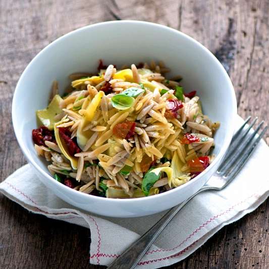 Салат из пасты с артишоками, вялеными помидорами и соусом песто