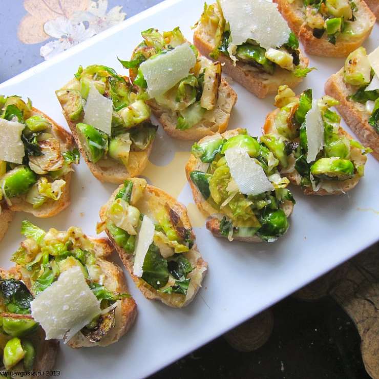 Брускетта с сыром и тертым цуккини