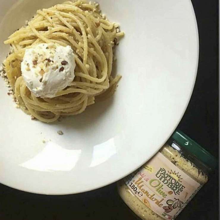 Спагетти с паштетом из оливок с миндалем, сливочным сыром и измельчённым миндалем 