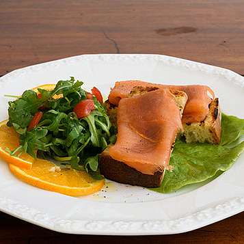 Карпаччо из малосольного лосося с уксусом из красного апельсина