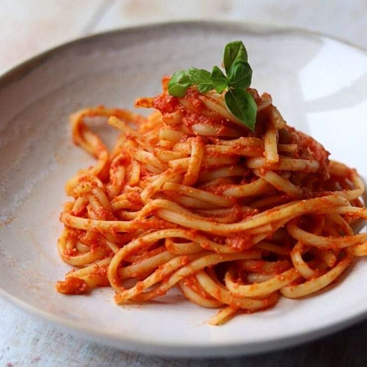 Буккатини с пикантным соусом