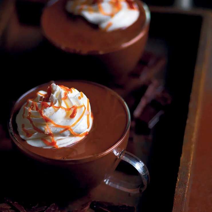 Классический горячий шоколад со взбитыми сливками