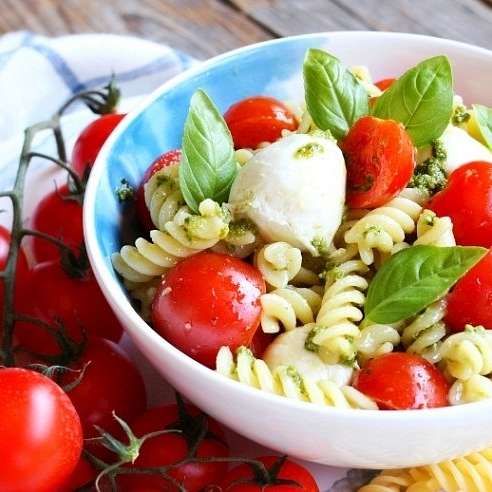 Салат с пастой и моцареллой