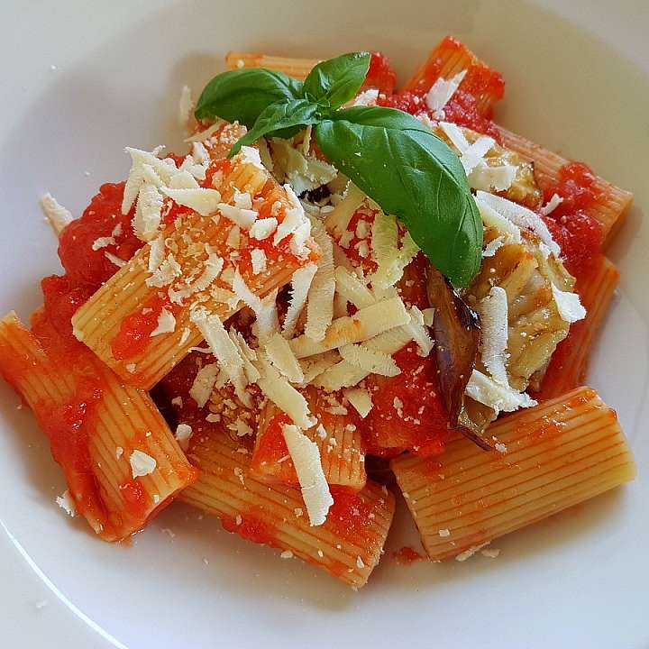 Ригатони с красным песто