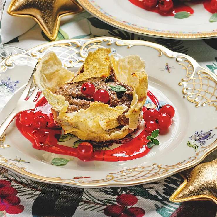 Подача на Рождество: мусс из печёнки в гнёздах из хлеба карасау