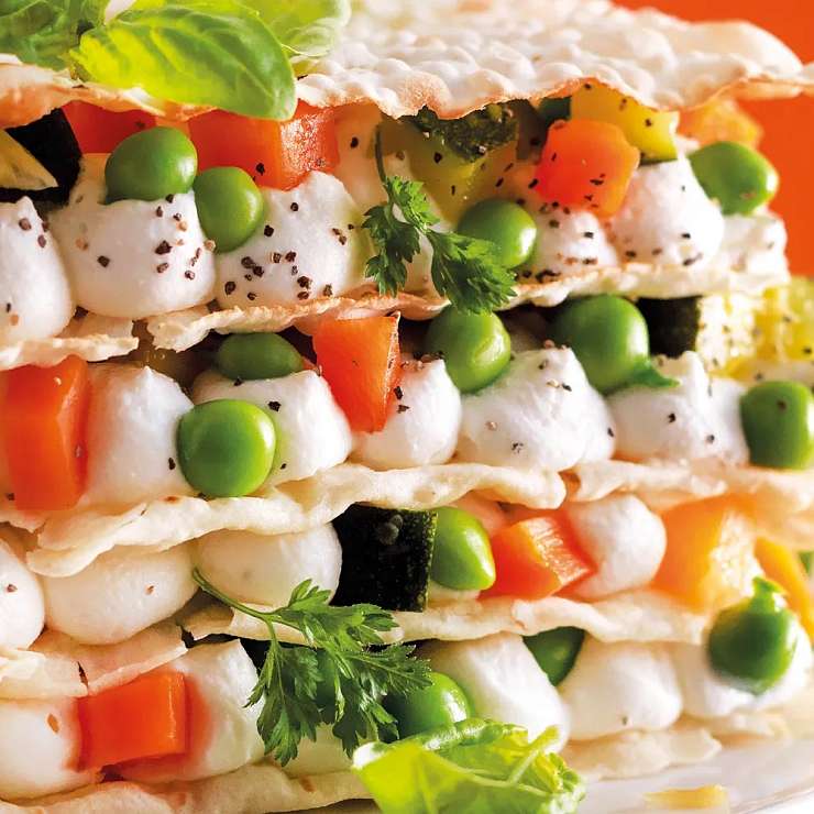 Закуска из хлеба гуттиау с овощным рагу и рикоттой