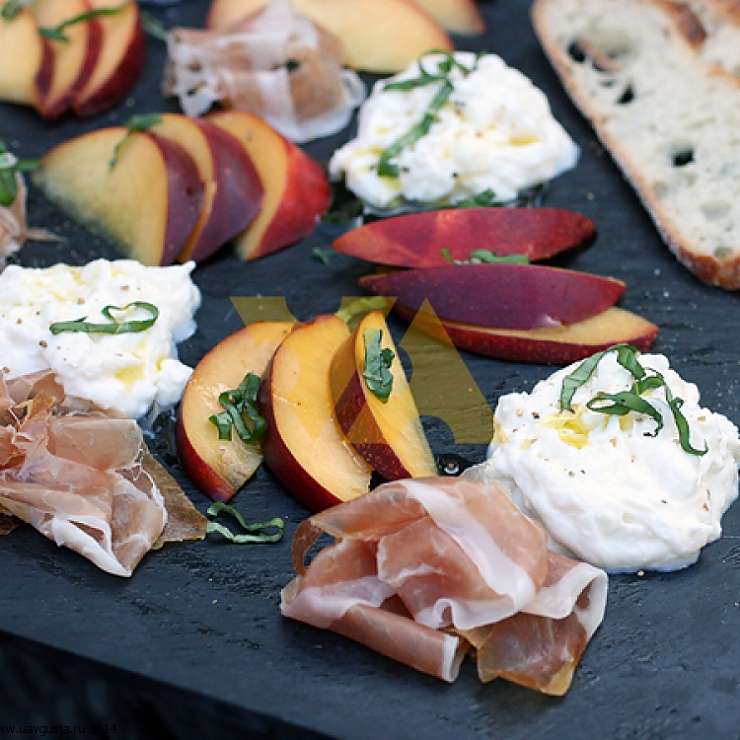 Сахарные жареные персики с сыром Буррата и медом