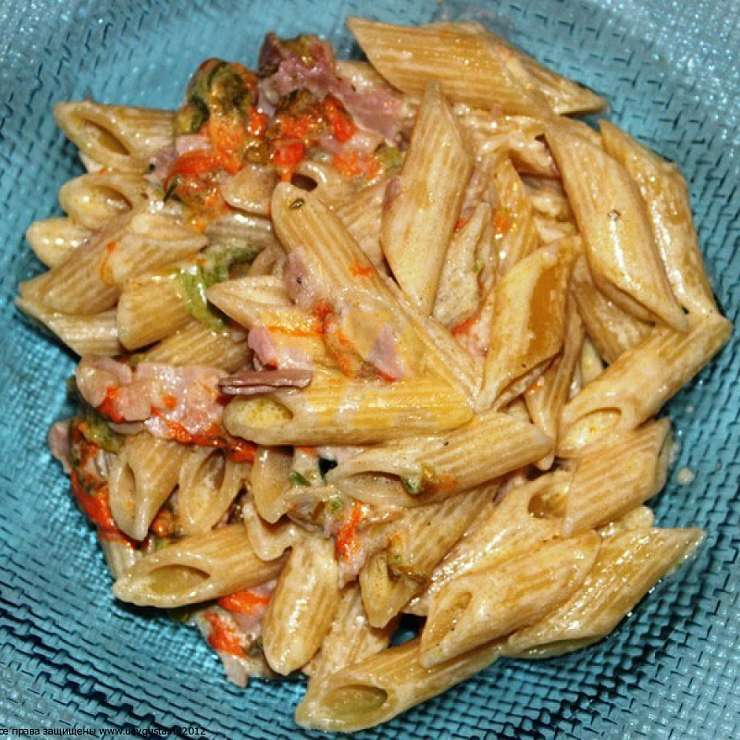 Пеннетте с жареной ветчиной и цветками цуккини