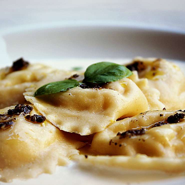 Трюфельные равиоли в сливочном соусе