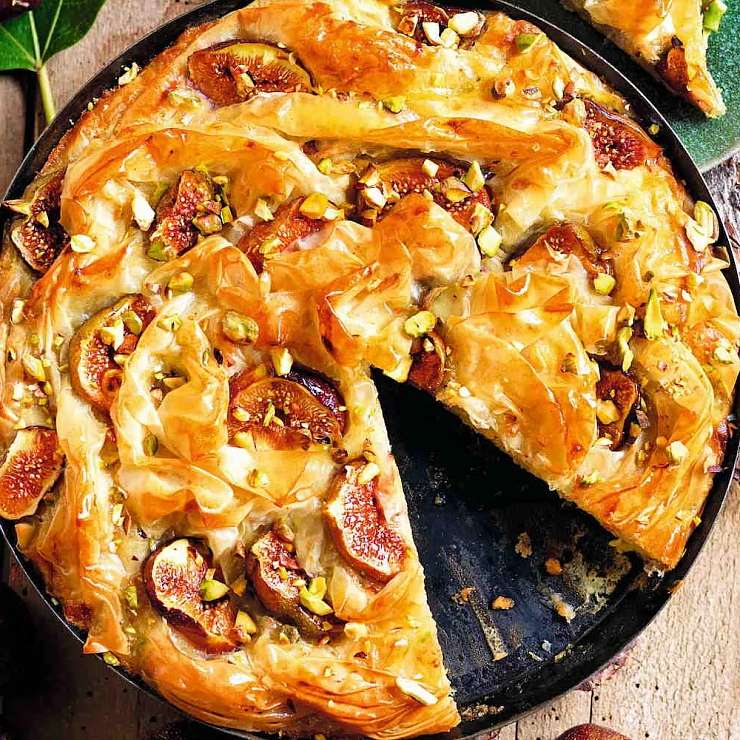Пирог из теста фило с инжиром, медом и фисташками