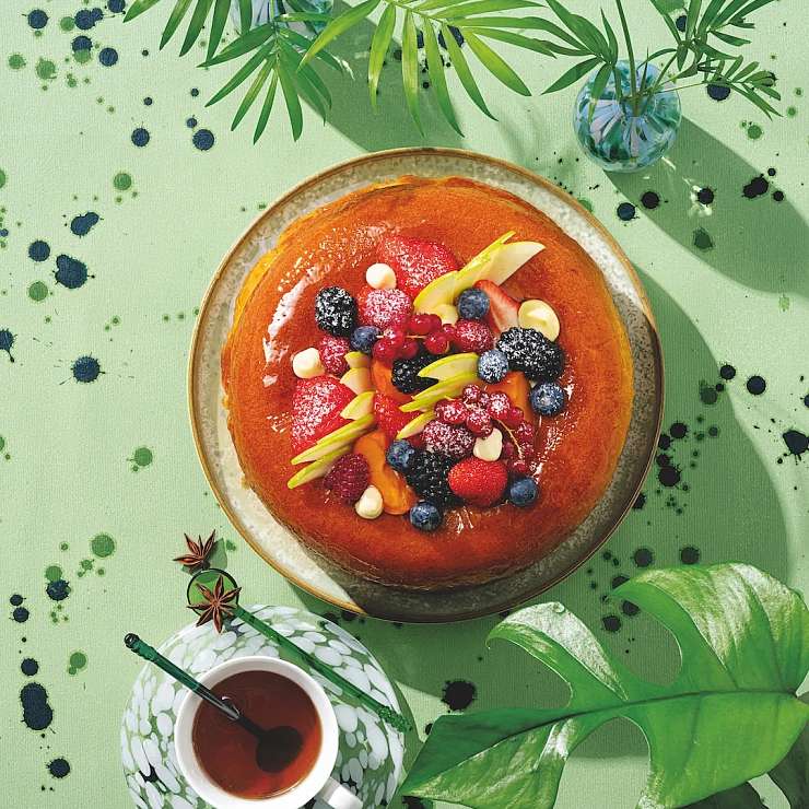 Летний саварен с пропиткой из чая и свежими фруктами