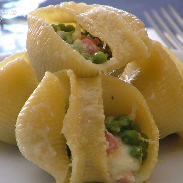 Люмаконе запеченные с горохом и панчеттой