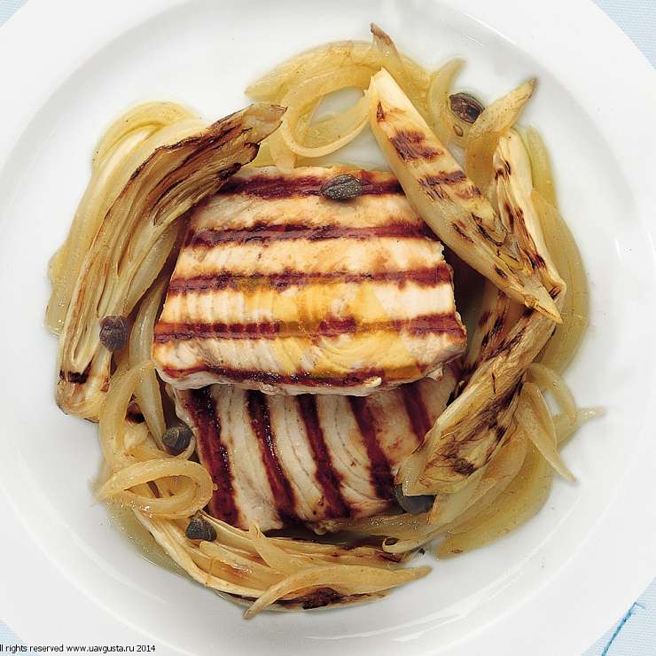 Рыба-меч с цикорием, луком и каперсами