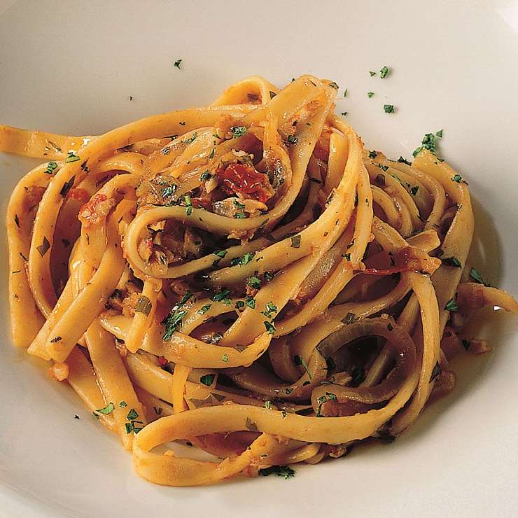 Лингуине с помидорами и треской