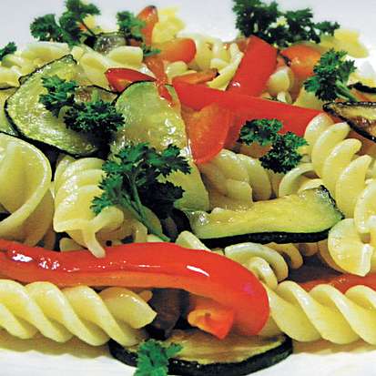 Фузилли под маринадом из перцев и кабачков