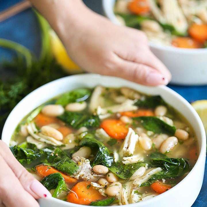 Куриный суп со шпинатом, белой фасолью и пастой Орекьетте