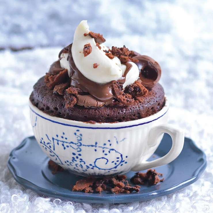 Торт в чашке с тройным шоколадом и маскарпоне