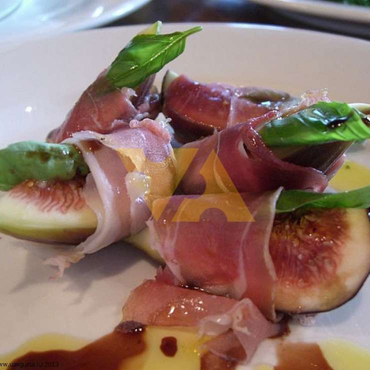 Рулетики из прошутто с инжиром, фаршированным сыром