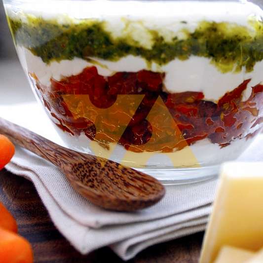 Соус слоеный из Песто и вяленых помидоров